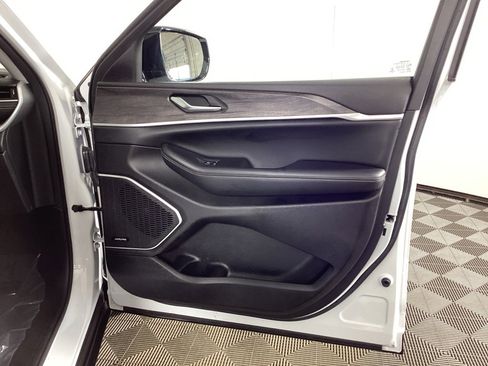 Used 2022 Jeep Grand Cherokee L Limited w/ Trailer Tow Group (B) image 8