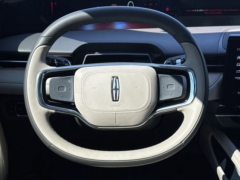 Used 2025 Lincoln Nautilus Reserve image 15