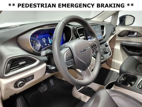 Certified 2024 Chrysler Pacifica Touring-L FWD image 12