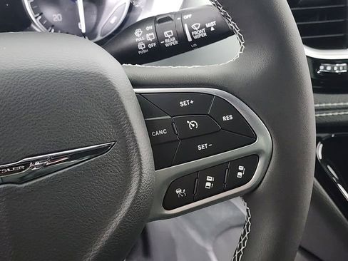 New 2026 Chrysler Pacifica Limited image 18