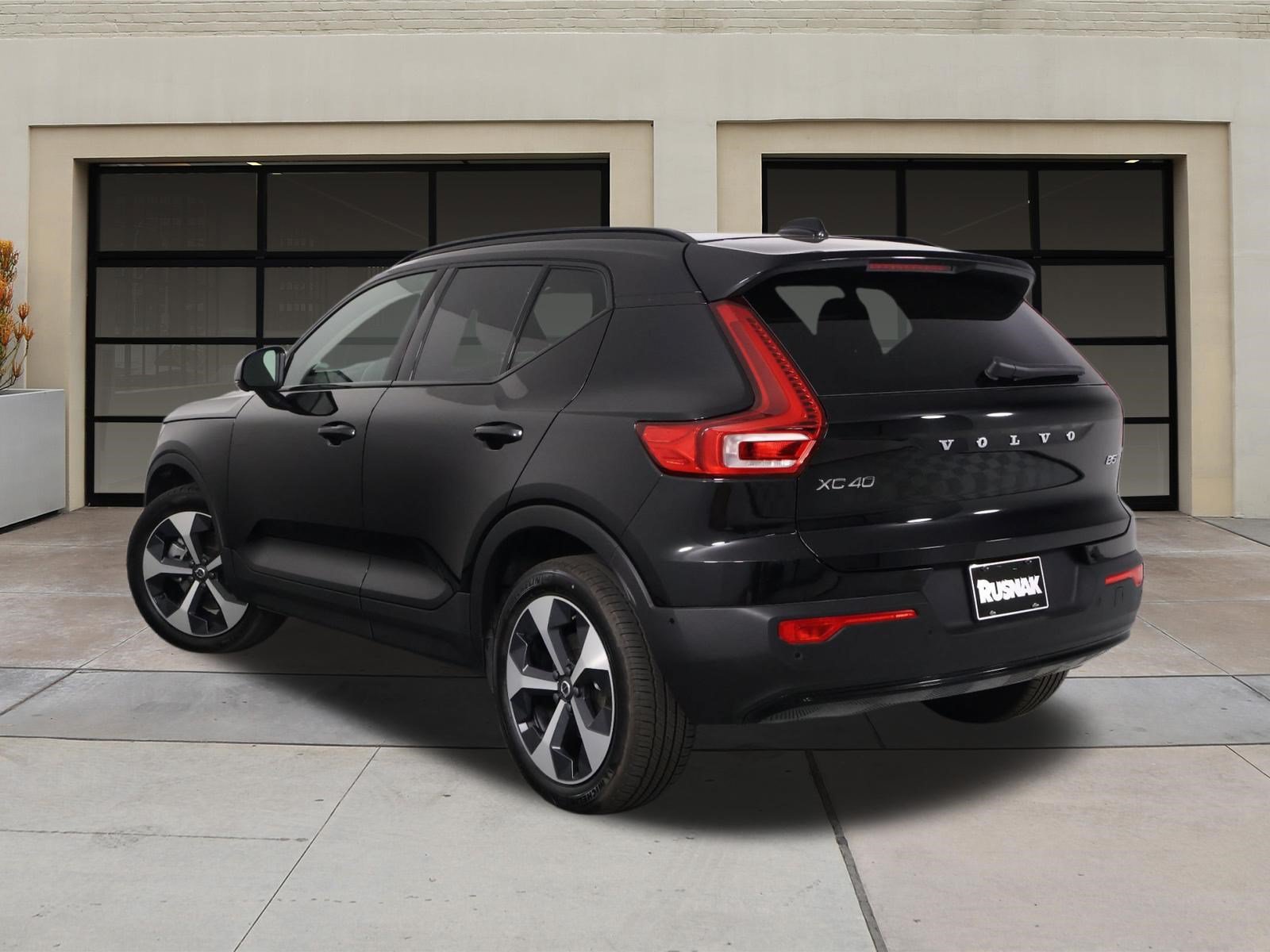 Certified 2026 Volvo XC40 B5 Plus AWD/4WD image 2