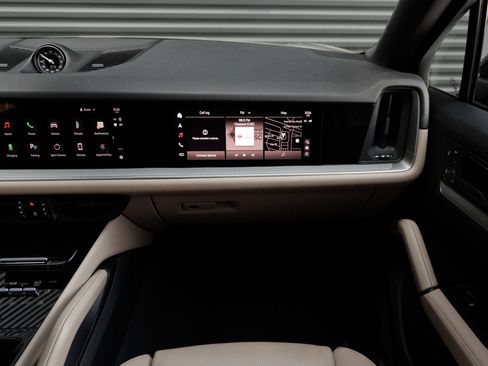 Certified 2025 Porsche Cayenne E-Hybrid Coupe AWD/4WD image 38