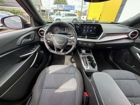 Certified 2024 Chevrolet Trax RS w/ Sunroof Package FWD image 14
