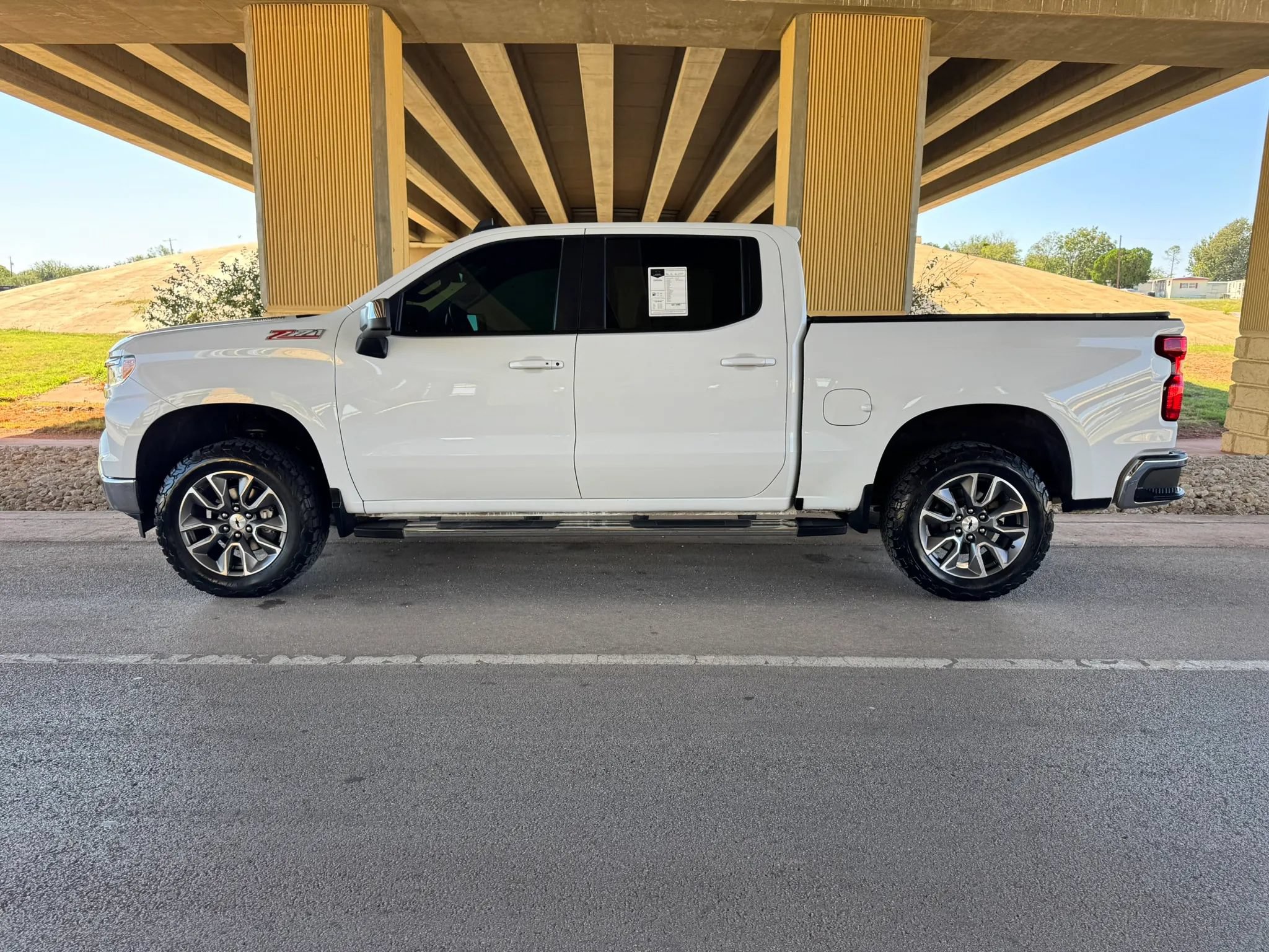 Used 2023 Chevrolet Silverado 1500 LT w/ Z71 Off-Road Package AWD/4WD image 6