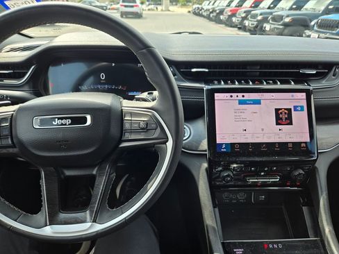 Used 2023 Jeep Grand Cherokee Limited w/ Luxury Tech Group II image 10