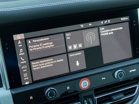Certified 2022 Porsche Macan AWD/4WD image 29