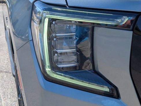 Used 2023 GMC Yukon SLT AWD/4WD image 4