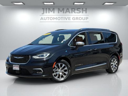 Used 2023 Chrysler Pacifica Pinnacle FWD image 2