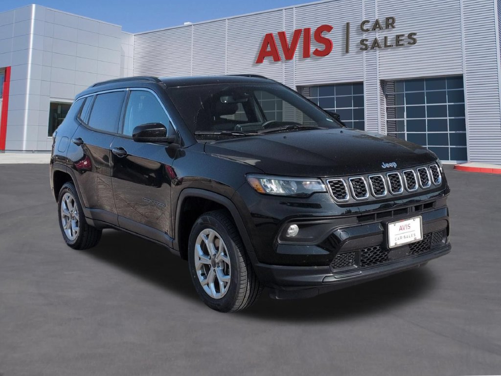 Used 2025 Jeep Compass Latitude w/ Sun & Sound Group AWD/4WD image 3
