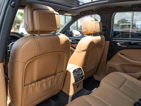 Used 2018 Porsche Macan AWD/4WD image 15