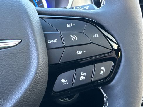 New 2023 Chrysler Pacifica Limited w/ Uconnect Theater Family Group image 21