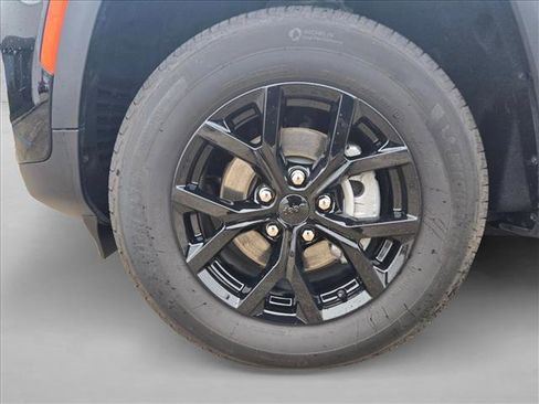 Used 2025 Jeep Grand Cherokee Altitude image 23