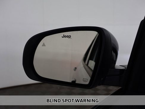 Used 2025 Jeep Compass Latitude AWD/4WD image 3