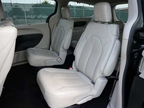 Used 2017 Chrysler Pacifica Touring-L Plus w/ Tire & Wheel Group image 18