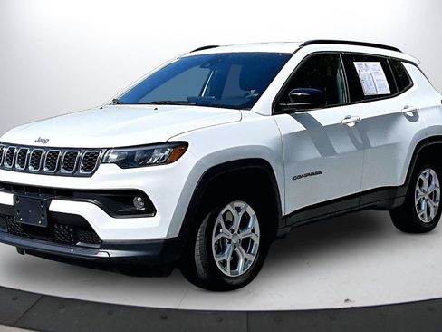 Used 2024 Jeep Compass Latitude image 4