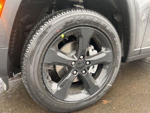 New 2025 Jeep Grand Cherokee Altitude image 10