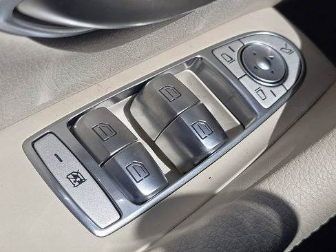 Used 2017 Mercedes-Benz E 400 4MATIC Wagon image 29