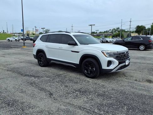 Used 2025 Volkswagen Atlas Peak Edition SE AWD/4WD image 8