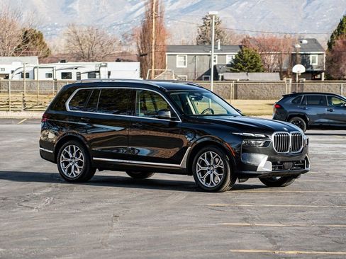 Used 2023 BMW X7 xDrive40i w/ Executive Package image 3