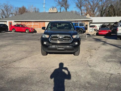 Used 2018 Toyota Tacoma SR5 image 3