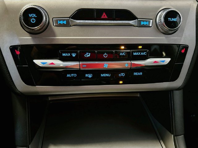 Used 2024 Ford Explorer XLT AWD/4WD image 15