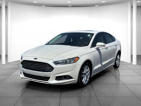 Used 2016 Ford Fusion SE w/ Equipment Group 202A FWD image 3