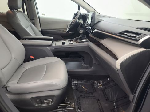 Used 2024 Toyota Sienna XLE image 14