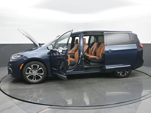 Used 2025 Chrysler Pacifica Pinnacle w/ Trailer Tow Group image 55