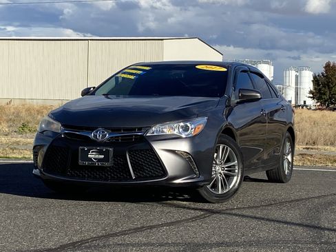 Used 2017 Toyota Camry SE image 4