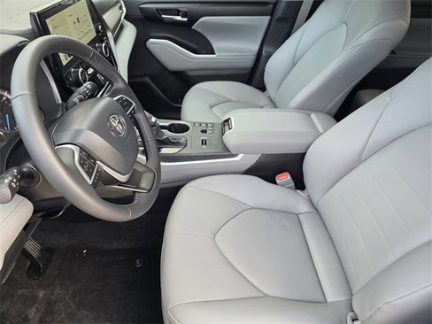 Used 2026 Toyota Highlander XLE image 12