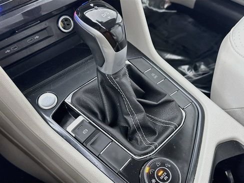 Certified 2024 Volkswagen Tiguan SE AWD/4WD image 18