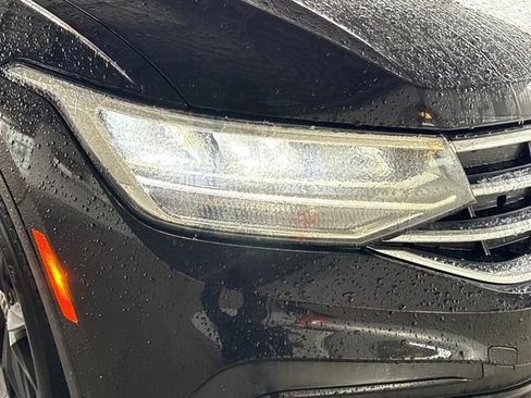 Used 2023 Volkswagen Tiguan SE w/ Panoramic Sunroof Package image 12