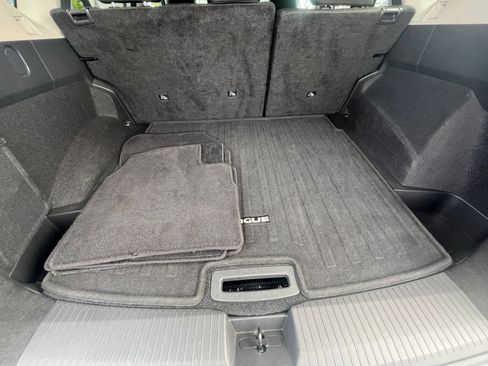 Used 2025 Nissan Rogue SV FWD image 33