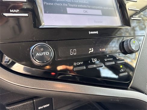 Used 2020 Toyota Camry SE image 19