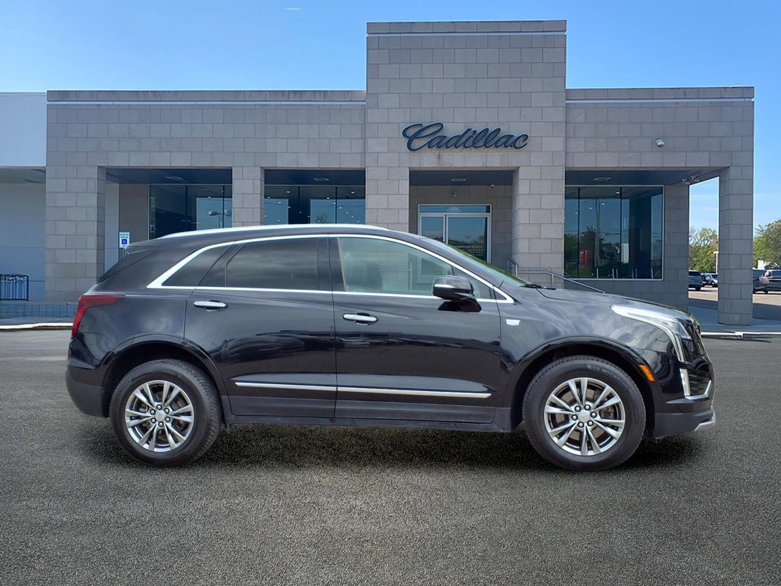 Used 2021 Cadillac XT5 Premium Luxury w/ LPO, Floor Liner Package AWD/4WD image 4