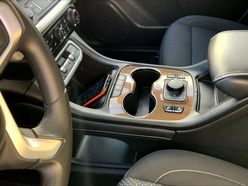 Certified 2023 GMC Acadia SLE w/ Driver Convenience Package image 15