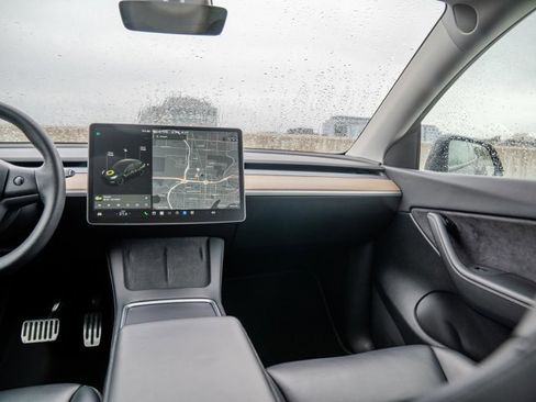 Used 2021 Tesla Model Y Long Range image 24