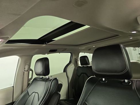 Used 2023 Chrysler Pacifica Limited FWD image 30
