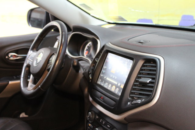 Used 2018 Jeep Cherokee Trailhawk AWD/4WD image 10
