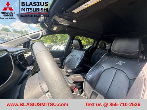 Used 2023 Chrysler Pacifica Limited w/ S Appearance Package FWD image 19