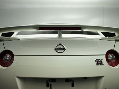 Used 2018 Nissan GT-R Premium w/ Premium Interior Package image 26