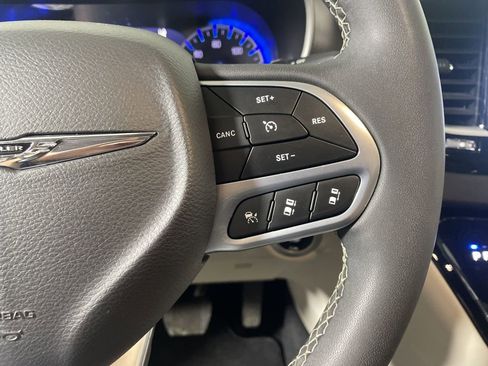 Used 2024 Chrysler Pacifica Touring-L image 14