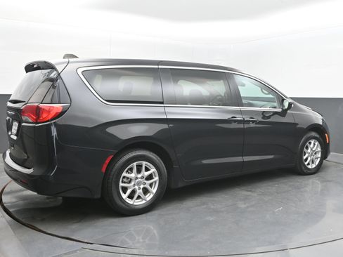 Used 2023 Chrysler Voyager LX FWD image 7