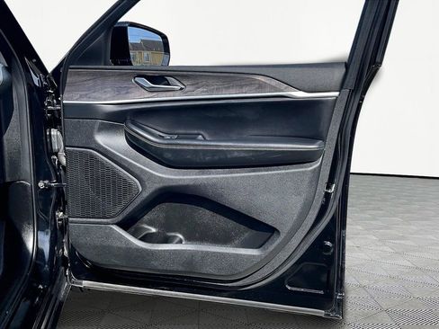 Used 2023 Jeep Grand Cherokee Limited w/ Black Appearance Package image 24