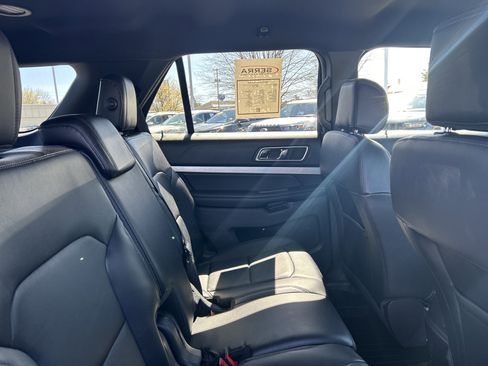Used 2017 Ford Explorer XLT w/ XLT Technology Feature Bundle AWD/4WD image 10