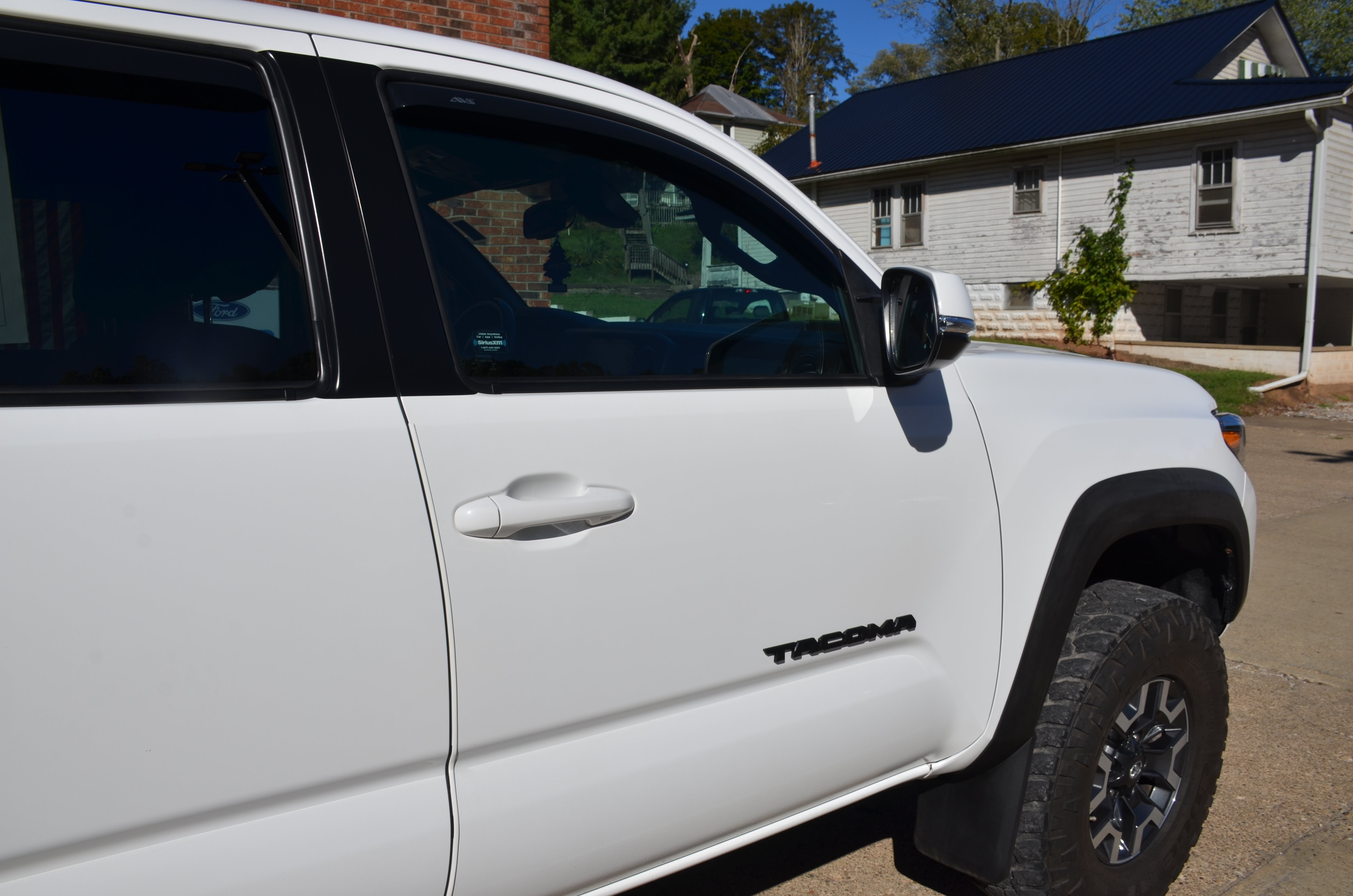 Used 2023 Toyota Tacoma TRD Off-Road w/ Technology Package AWD/4WD image 32