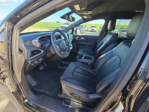 Used 2025 Chrysler Pacifica Select FWD image 9