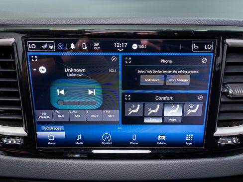 Used 2023 Chrysler Pacifica Touring-L FWD image 14
