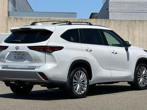Certified 2024 Toyota Highlander Platinum AWD/4WD image 2