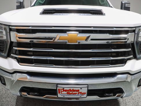 Used 2024 Chevrolet Silverado 2500 LTZ AWD/4WD image 4